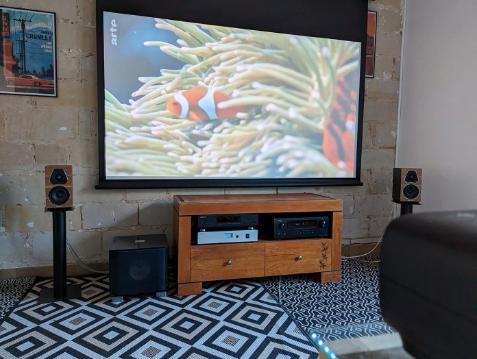 W4000i-Projection-Salon-Rideaux-Ouverts.jpg
