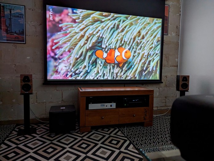 W4000i-Projection-Salon-Rideaux-Fermes.jpg