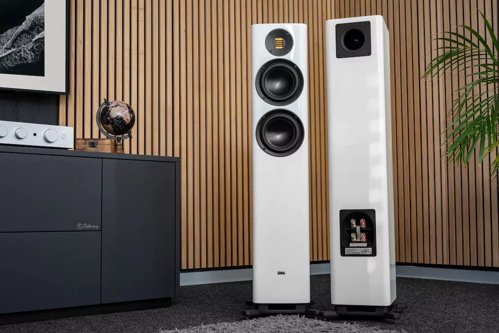 365231129.Elac-02.jpg.png